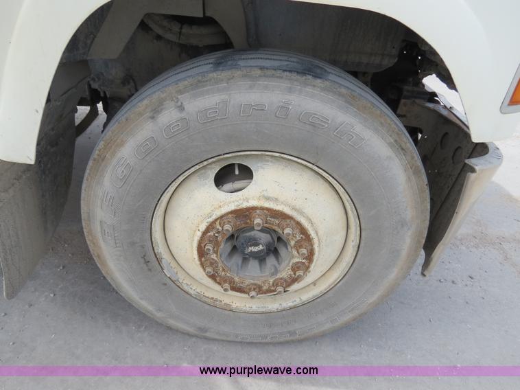 image for item B4894 2005 Mack CHN613 semi truck