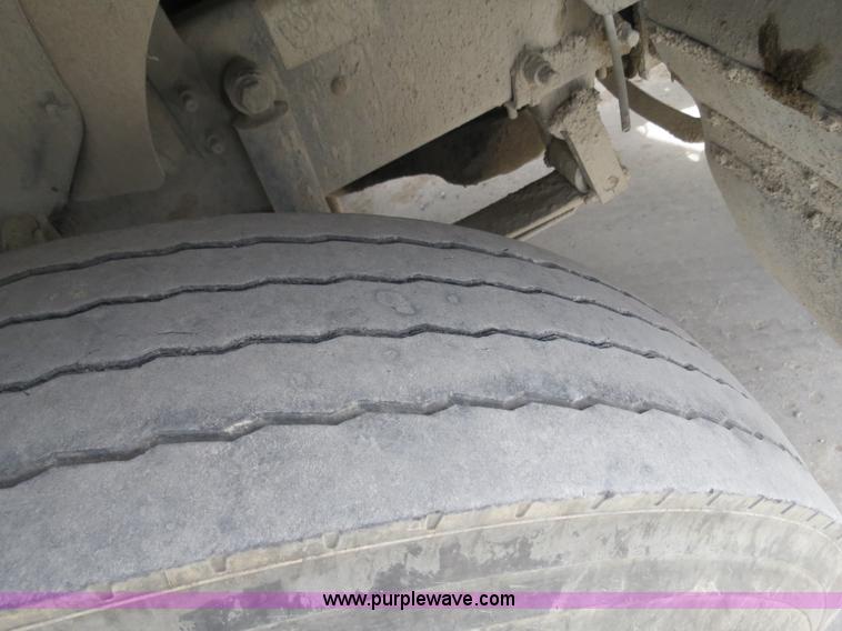 image for item B4894 2005 Mack CHN613 semi truck