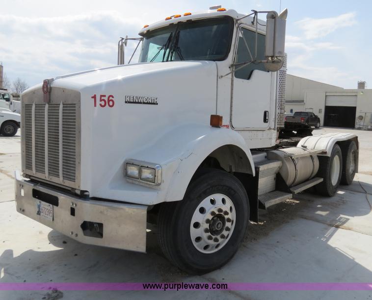 image for item B4895 2004 Kenworth T800 semi truck