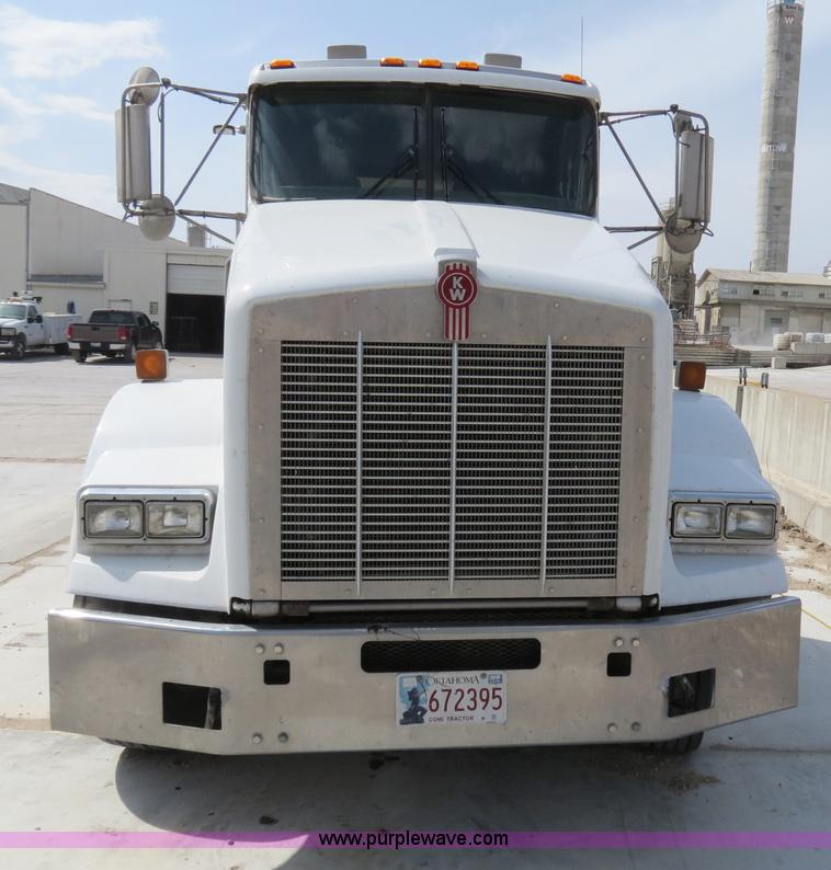 image for item B4895 2004 Kenworth T800 semi truck