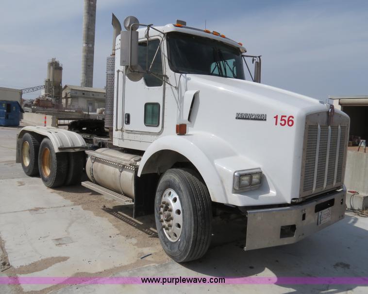 image for item B4895 2004 Kenworth T800 semi truck