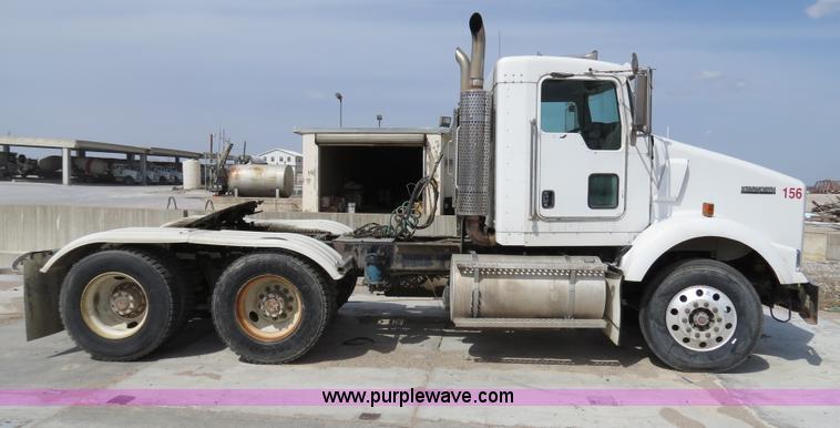image for item B4895 2004 Kenworth T800 semi truck