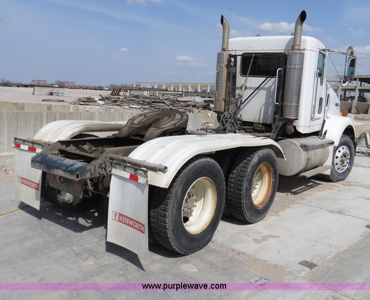 image for item B4895 2004 Kenworth T800 semi truck