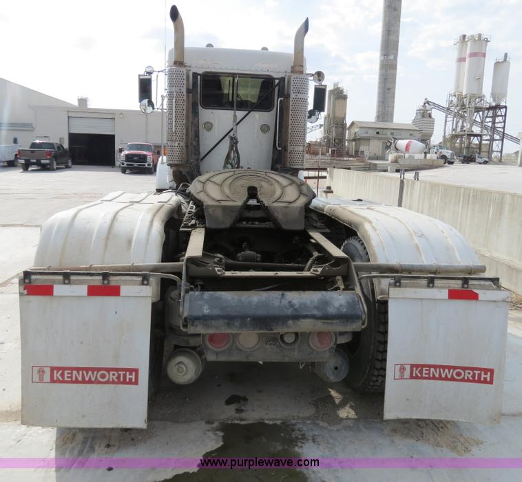 image for item B4895 2004 Kenworth T800 semi truck