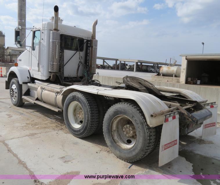 image for item B4895 2004 Kenworth T800 semi truck