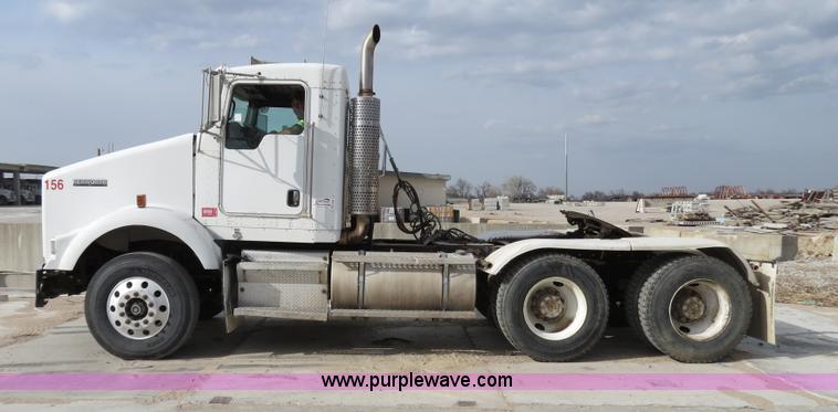 image for item B4895 2004 Kenworth T800 semi truck