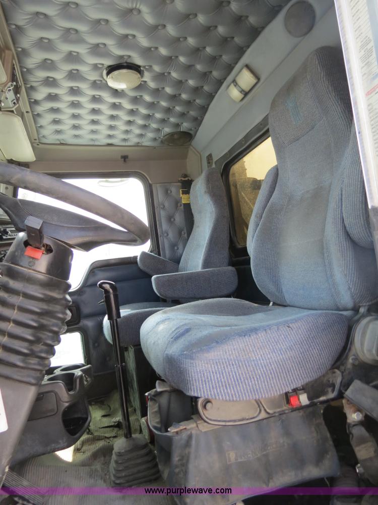 image for item B4895 2004 Kenworth T800 semi truck