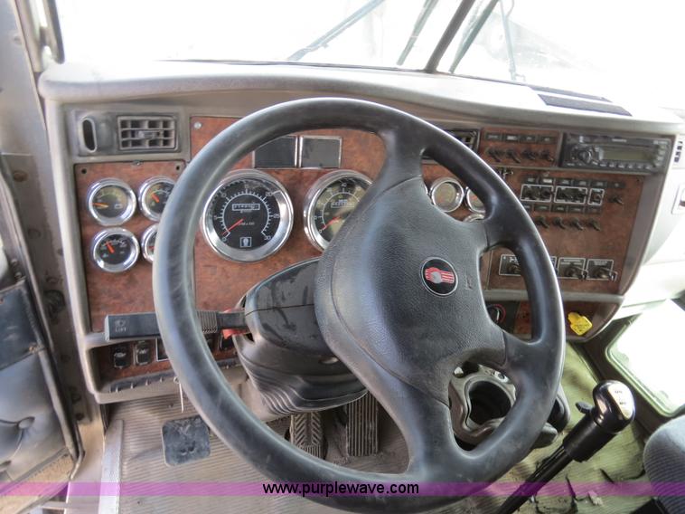 image for item B4895 2004 Kenworth T800 semi truck