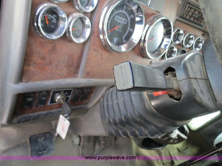 image for item B4895 2004 Kenworth T800 semi truck