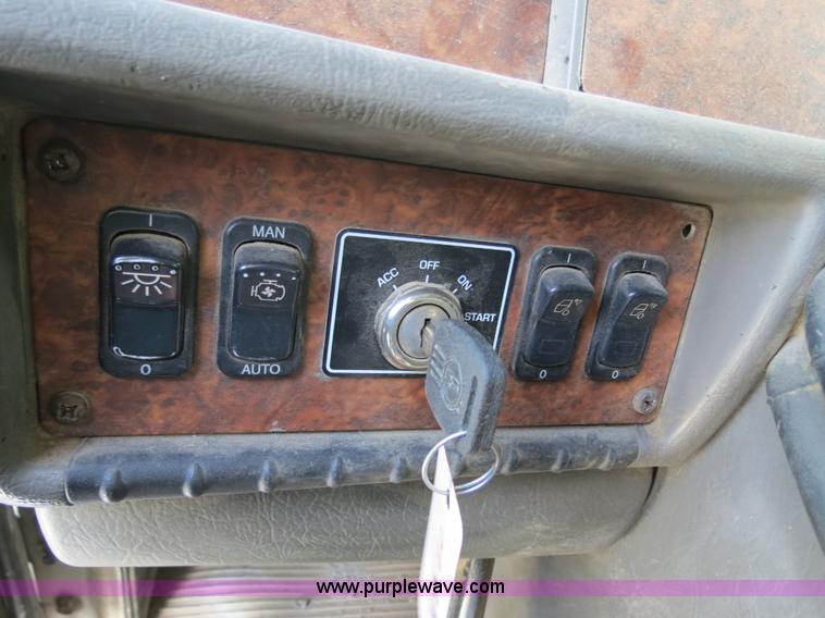 image for item B4895 2004 Kenworth T800 semi truck