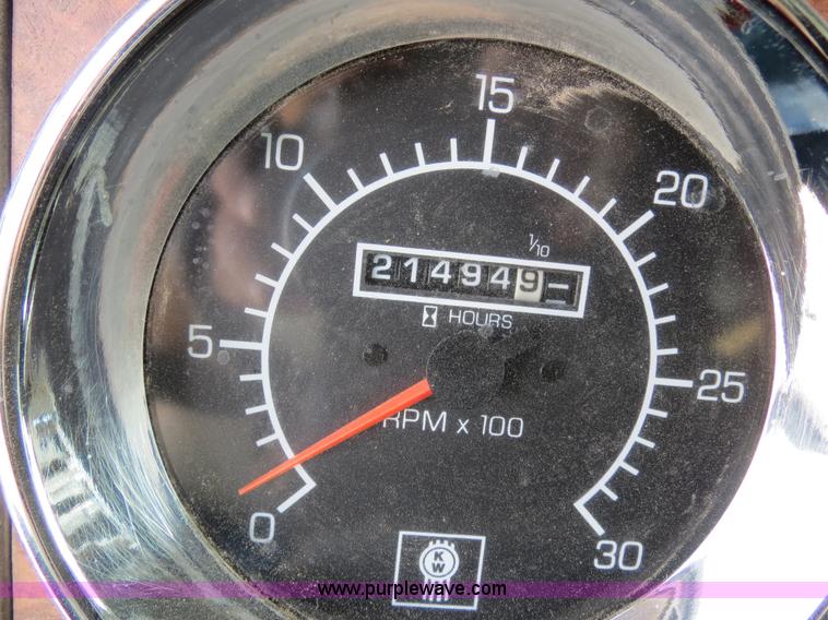 image for item B4895 2004 Kenworth T800 semi truck