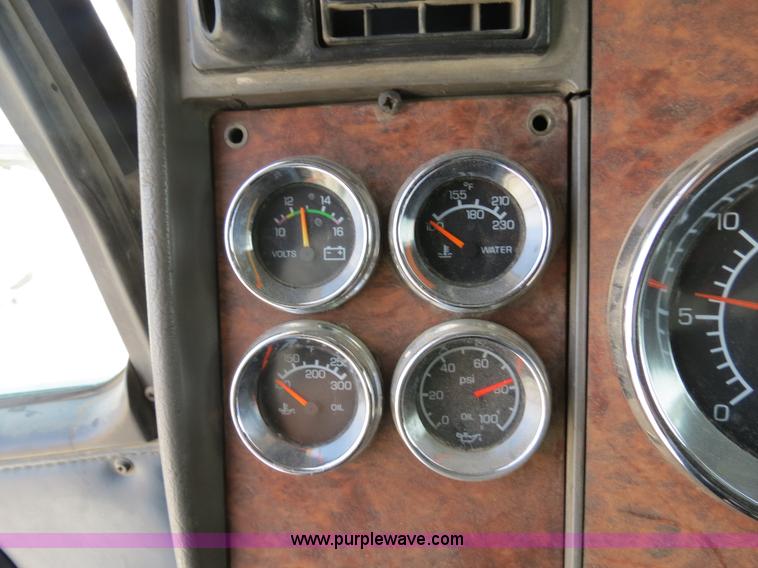 image for item B4895 2004 Kenworth T800 semi truck