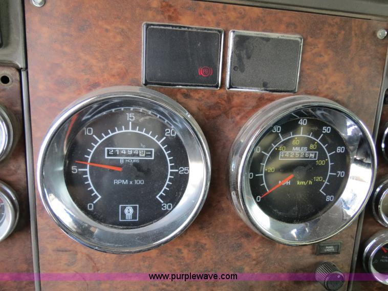 image for item B4895 2004 Kenworth T800 semi truck