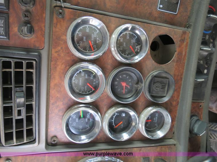 image for item B4895 2004 Kenworth T800 semi truck