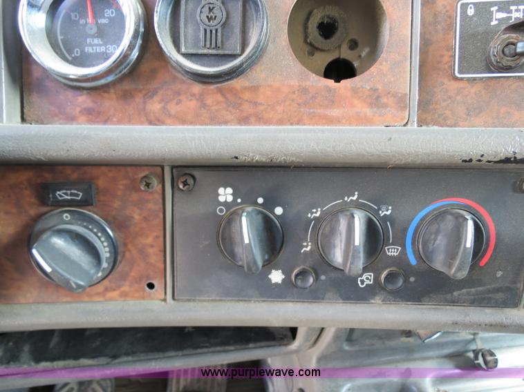 image for item B4895 2004 Kenworth T800 semi truck