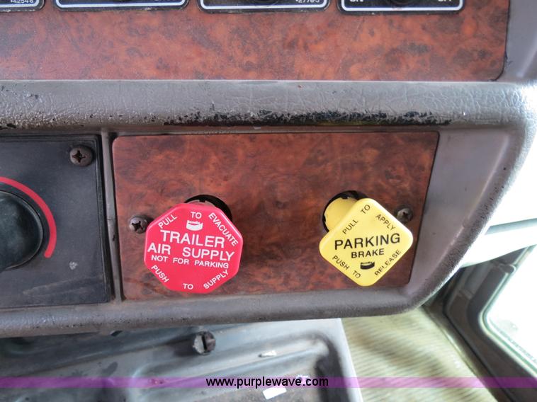 image for item B4895 2004 Kenworth T800 semi truck