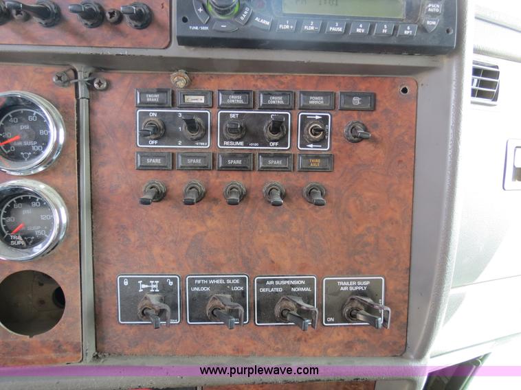 image for item B4895 2004 Kenworth T800 semi truck