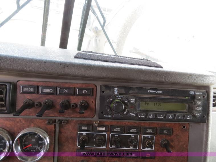 image for item B4895 2004 Kenworth T800 semi truck