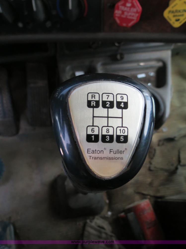 image for item B4895 2004 Kenworth T800 semi truck