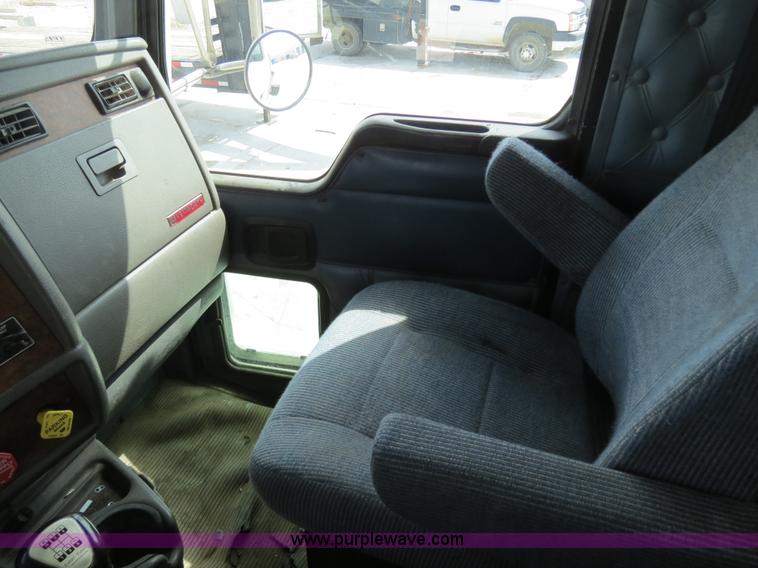 image for item B4895 2004 Kenworth T800 semi truck