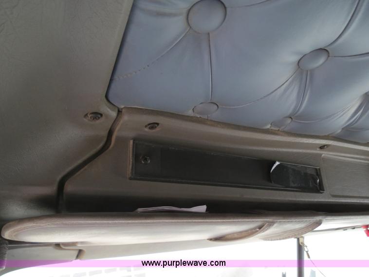 image for item B4895 2004 Kenworth T800 semi truck