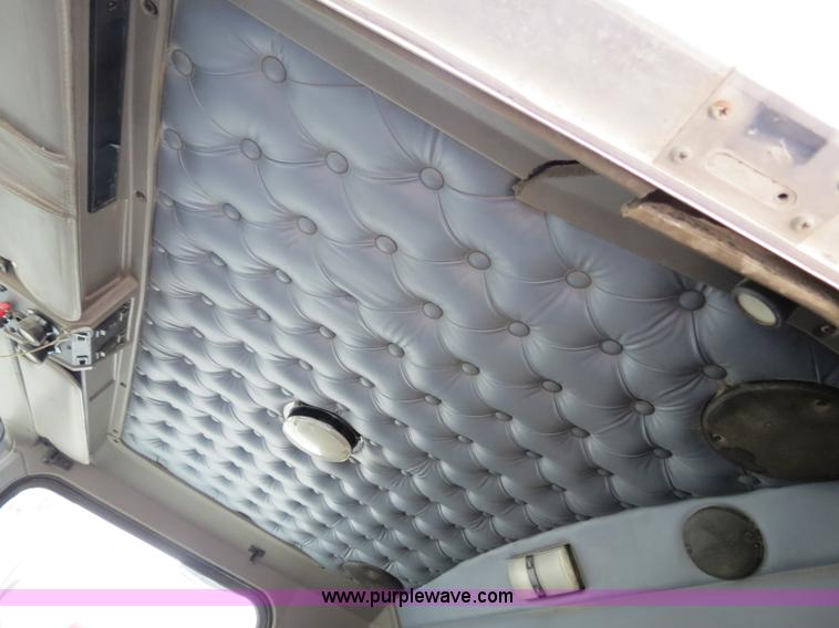 image for item B4895 2004 Kenworth T800 semi truck