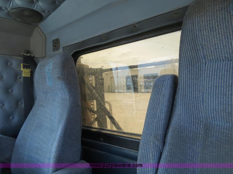 image for item B4895 2004 Kenworth T800 semi truck