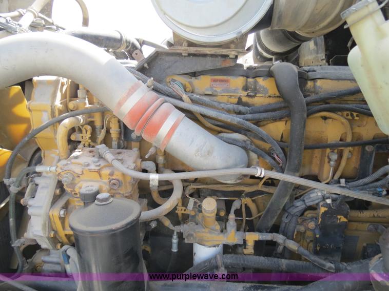 image for item B4895 2004 Kenworth T800 semi truck