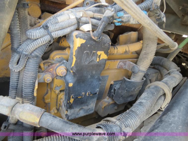 image for item B4895 2004 Kenworth T800 semi truck