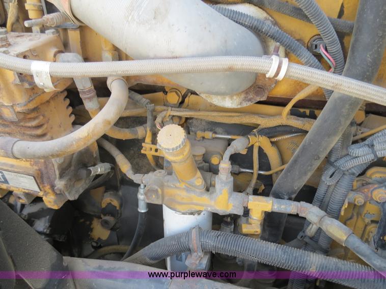 image for item B4895 2004 Kenworth T800 semi truck