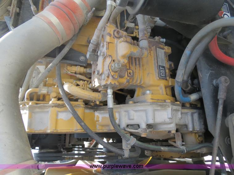 image for item B4895 2004 Kenworth T800 semi truck