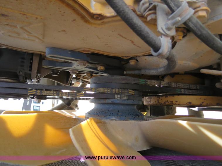 image for item B4895 2004 Kenworth T800 semi truck