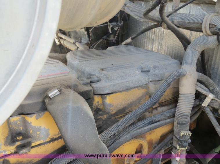 image for item B4895 2004 Kenworth T800 semi truck