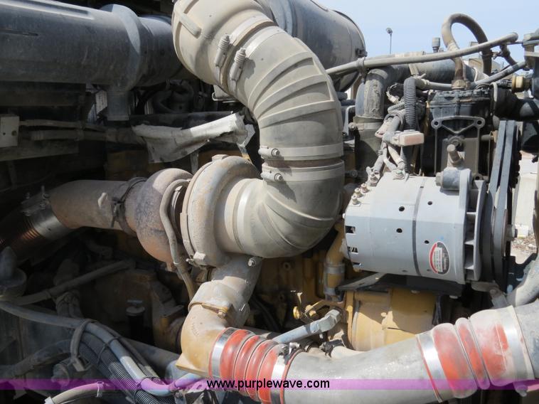 image for item B4895 2004 Kenworth T800 semi truck