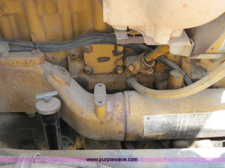 image for item B4895 2004 Kenworth T800 semi truck