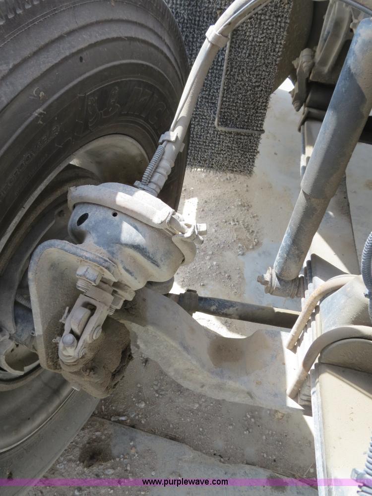 image for item B4895 2004 Kenworth T800 semi truck