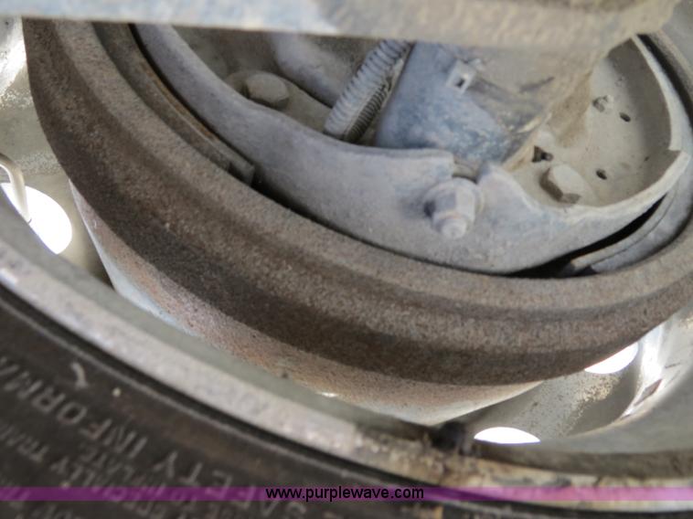 image for item B4895 2004 Kenworth T800 semi truck