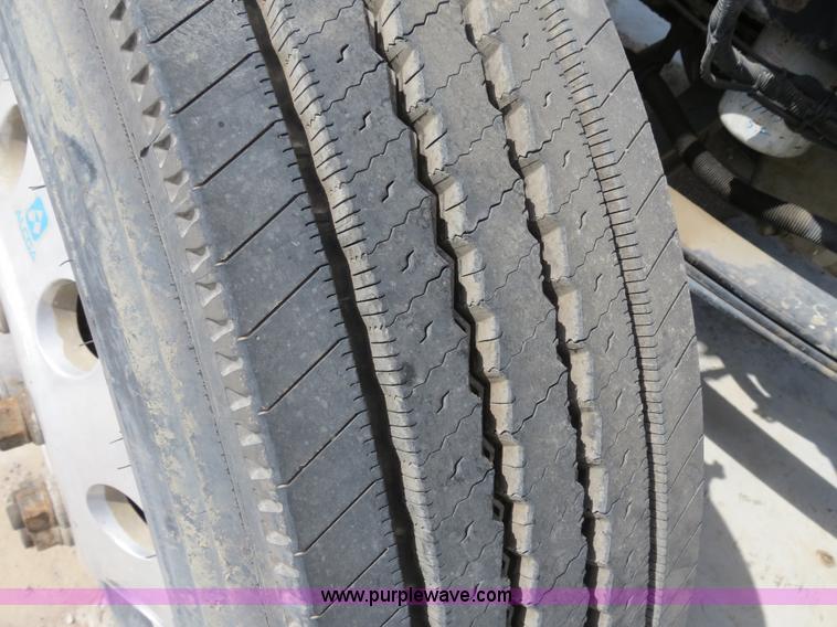 image for item B4895 2004 Kenworth T800 semi truck