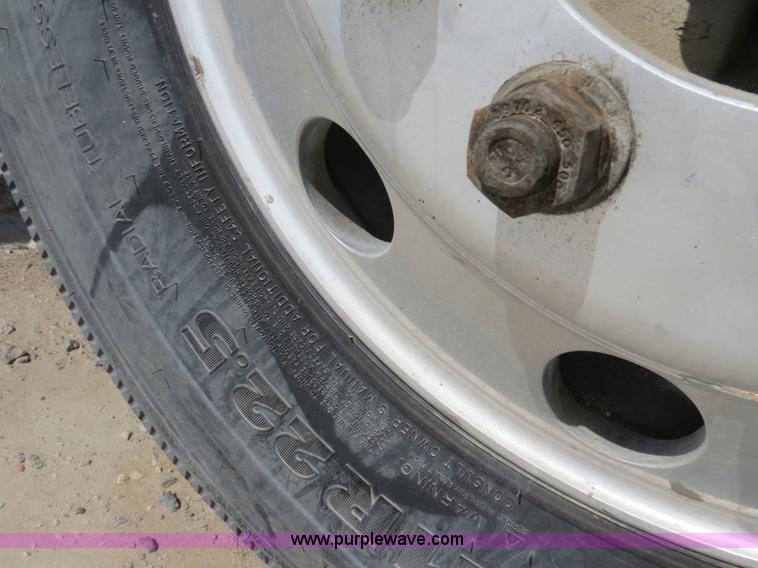 image for item B4895 2004 Kenworth T800 semi truck