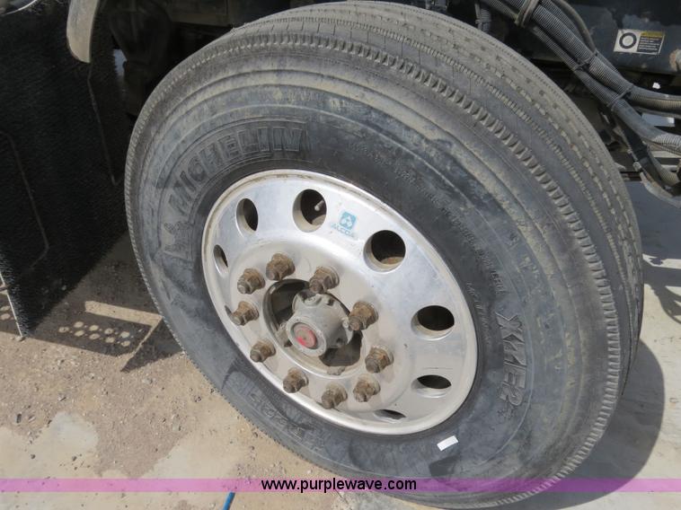 image for item B4895 2004 Kenworth T800 semi truck