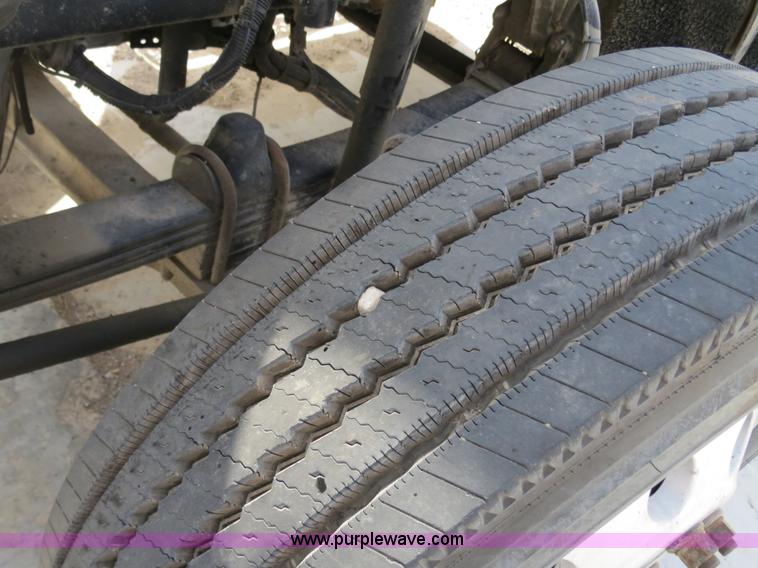 image for item B4895 2004 Kenworth T800 semi truck