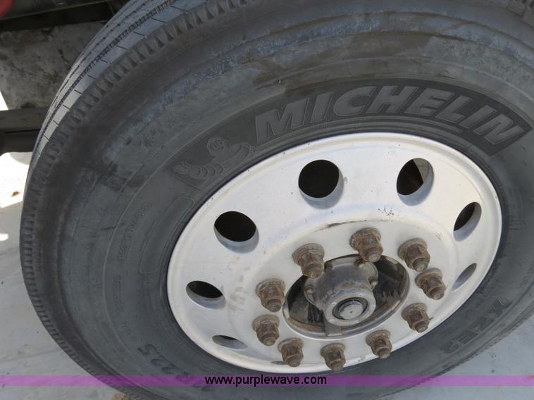 image for item B4895 2004 Kenworth T800 semi truck