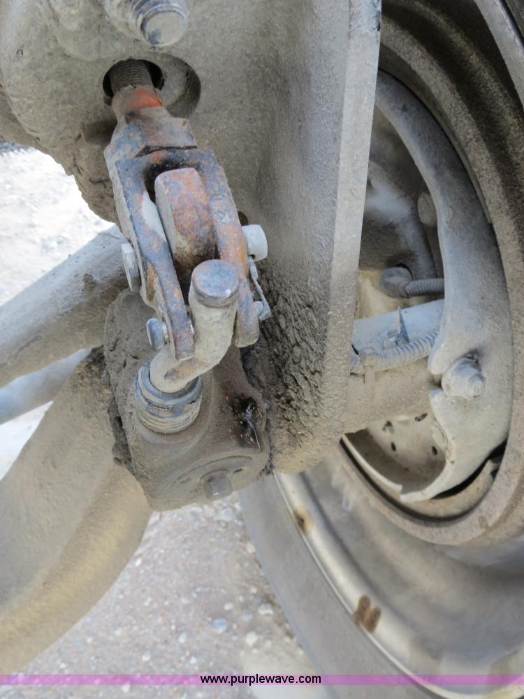 image for item B4895 2004 Kenworth T800 semi truck