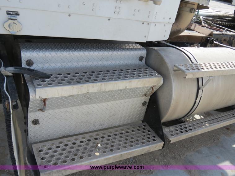 image for item B4895 2004 Kenworth T800 semi truck