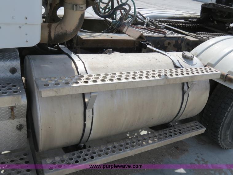 image for item B4895 2004 Kenworth T800 semi truck