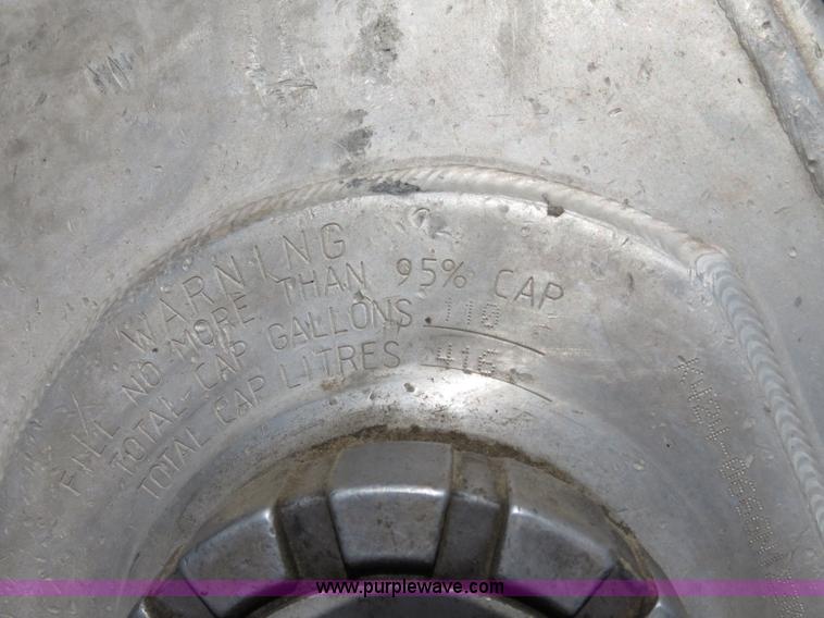 image for item B4895 2004 Kenworth T800 semi truck