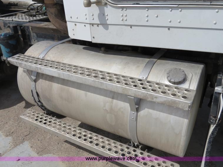 image for item B4895 2004 Kenworth T800 semi truck