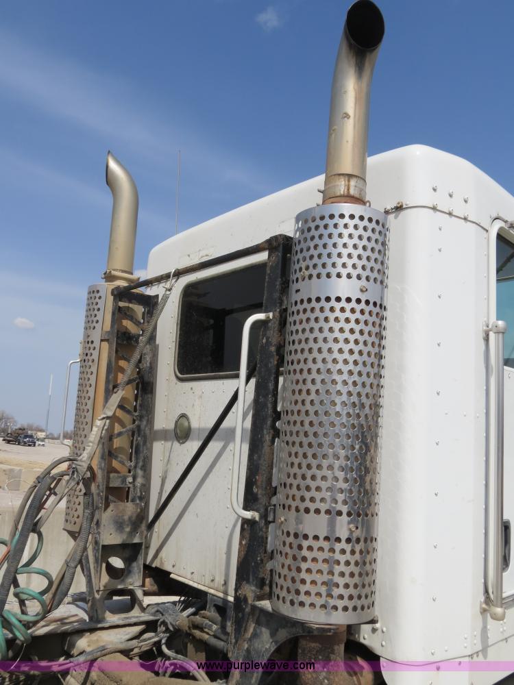 image for item B4895 2004 Kenworth T800 semi truck