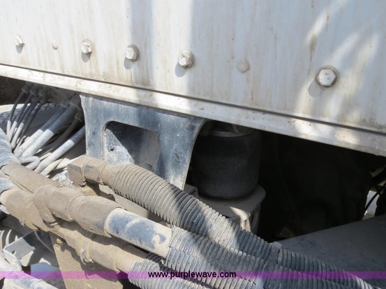 image for item B4895 2004 Kenworth T800 semi truck