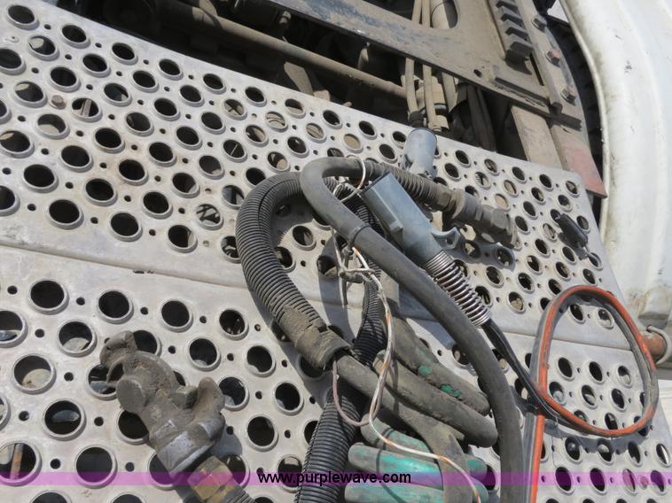 image for item B4895 2004 Kenworth T800 semi truck